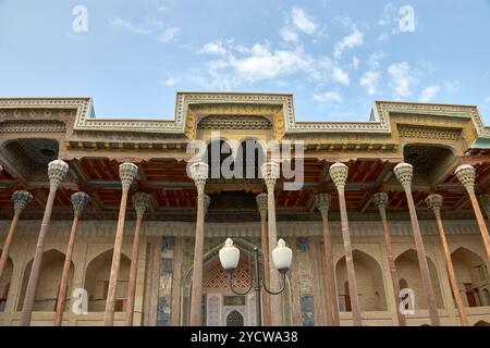 L'ancienne mosquée avec des colonnes en bois sculptées de façon complexe à Boukhara, Ouzbékistan, est un exemple étonnant de l'architecture islamique traditionnelle. Banque D'Images