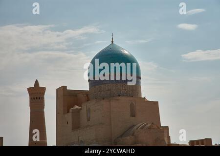 La mosquée et minaret POI Kalon, situé au cœur de Boukhara, Ouzbékistan, est un chef-d'œuvre architectural renommé. Banque D'Images