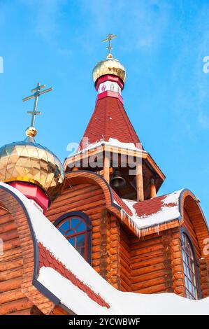 Dômes avec croix sur l'église orthodoxe en bois contre le ciel bleu à Samara, Russie Banque D'Images