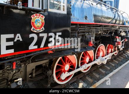 Locomotive à vapeur rétro russe avec symbole de l'ancien état de l'URSS et roues rouges Banque D'Images