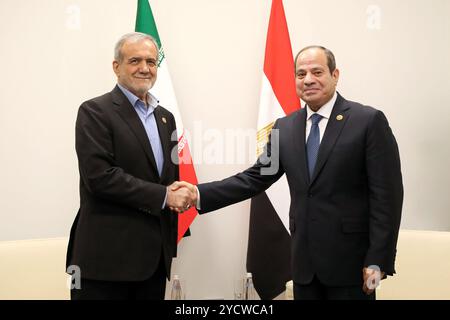 Kazan, Russie. 23 octobre 2024. Le président égyptien ABDEL FATTAH El-SISI (à droite) rencontre le président iranien MASOUD PEZESHKIAN en marge du sommet BRICS à Kazan, en Russie. (Crédit image : © Présidence iranienne via ZUMA Press Wire) USAGE ÉDITORIAL SEULEMENT! Non destiné à UN USAGE commercial ! Banque D'Images