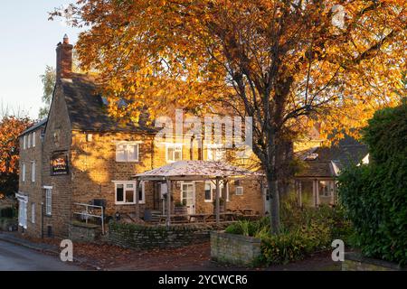 Le boucher Arms pub en automne. Kings Suttton, Northamptonshire, Angleterre Banque D'Images