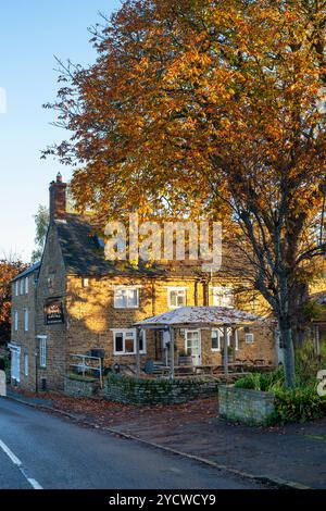 Le boucher Arms pub en automne. Kings Suttton, Northamptonshire, Angleterre Banque D'Images