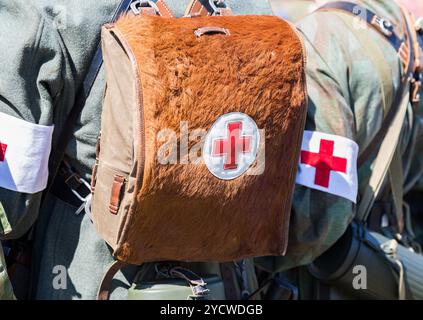 Matériel Paramédical militaire allemand avec un brassard de la croix rouge et sac médical pendant la Seconde Guerre mondiale Banque D'Images
