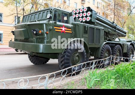 Lance-roquettes multiples automoteurs soviétiques BM-27 Uragan (Hurricane) sur châssis ZIL-135 Banque D'Images