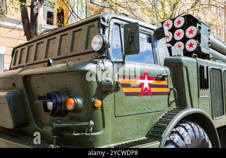 Lance-roquettes multiples automoteurs soviétiques BM-27 Uragan (Hurricane) sur châssis ZIL-135 Banque D'Images