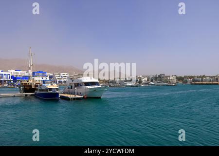 Aqaba en Jordanie - 17 mai 2024 : bateaux dans le port d'Aqaba Banque D'Images