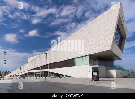 Angleterre, Lancashire, Liverpool, Pier Head, le musée de Liverpool a ouvert ses portes en 2011 et raconte l'histoire de Liverpool et de ses habitants tout en réfléchissant à l'importance mondiale de la ville. Banque D'Images