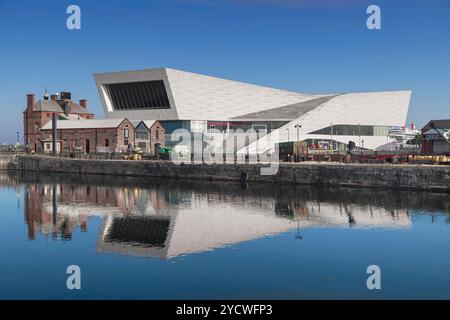 Angleterre, Lancashire, Liverpool, Pier Head, le musée de Liverpool a ouvert ses portes en 2011 et raconte l'histoire de Liverpool et de ses habitants tout en réfléchissant à l'importance mondiale de la ville. Banque D'Images