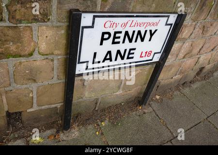 Angleterre, Lancashire, Liverpool, Magical Mystery bus tour, panneau routier Penny Lane situé dans une zone qui figurait dans le single des Beatles du même nom en février 1967. Banque D'Images