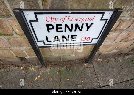 Angleterre, Lancashire, Liverpool, Magical Mystery bus tour, panneau routier Penny Lane situé dans une zone qui figurait dans le single des Beatles du même nom en février 1967. Banque D'Images