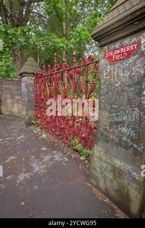 Angleterre, Lancashire, Liverpool, circuit en bus magique Mystery, porte de Strawberry Field appartenant à une ancienne maison pour enfants qui a gagné la renommée du single Strawberry Fields de 1967 des Beatles écrit pour toujours par John Lennon qui jouait dans les jardins de la maison quand il était enfant. Banque D'Images