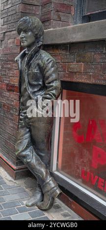 Angleterre, Lancashire, Liverpool, Statue of Beatle John Lennon en dehors du Cavern Club qui est devenu étroitement associé aux Merseybeat dans les années 1960 et a régulièrement accueilli les Beatles dans leurs premières années. Banque D'Images