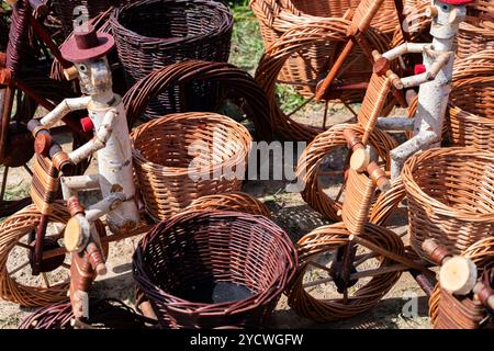 belle décoration en osier faite à la main - des vélos en osier avec des pilotes de figure de bâton qui pourraient servir de pots de plantes dans votre arrière-cour Banque D'Images
