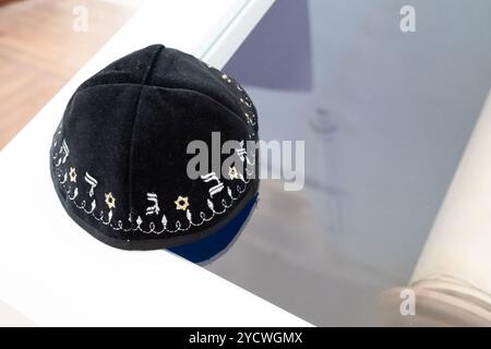 Un gros plan de kippa juif noir ou yarmulke orné de symboles juifs comme étoile de david - photo concept avec espace de copie Banque D'Images