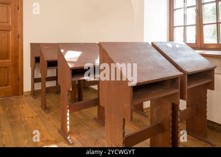 Wlodawa, Pologne 21 septembre 2024 ancienne salle d'étude avec des bureaux où les hommes étudiaient la torah et d'autres textes juifs sacrés Banque D'Images