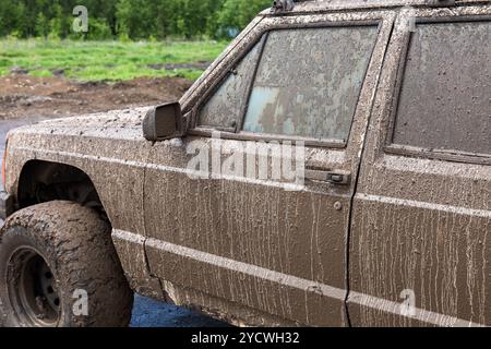 Après avoir conduit le SUV sale sous la pluie sur des routes rurales extrêmement sale Banque D'Images