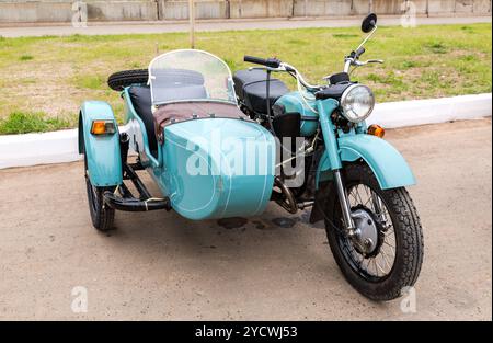 Moto Ural garée dans la rue de la ville le jour d'été Banque D'Images