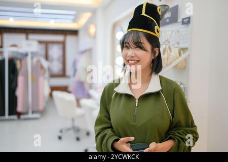 Un couple coréen, un homme de 30 ans et une femme de 20 ans, choisissent harmonieusement des vêtements à porter dans un magasin de location de hanbok à Séoul, en Corée du Sud. Banque D'Images