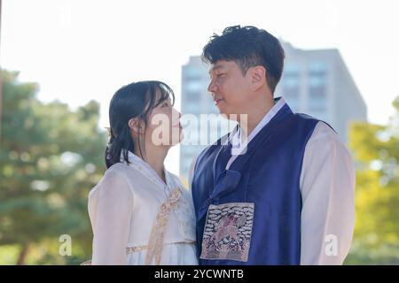 Un couple coréen, un homme dans ses 30 ans et une femme dans sa vingtaine, sont vus portant le hanbok et se regardant dans un bâtiment historique à Séoul, South Kor Banque D'Images