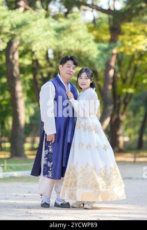 Un couple coréen, un homme de 30 ans et une femme de 20 ans, passent du temps ensemble dans un parc historique à Séoul, en Corée du Sud. Banque D'Images