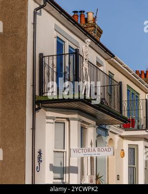 Squelette sur le balcon d'une maison à Southend, Essex. Banque D'Images