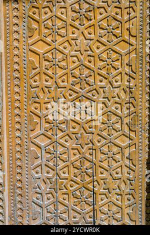 Sur les ornements en bois sculpté de la vieille porte, Boukhara, Ouzbékistan Banque D'Images