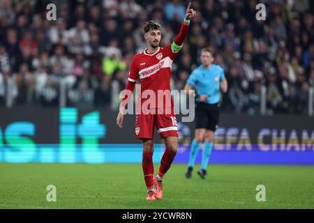 Atakan Karazor du VfB Stuttgart fait des gestes lors du match de football de l'UEFA Champions League entre le Juventus FC et le VfB Stuttgart au stade Allianz le 22 octobre 2024 à Turin, Italie . Banque D'Images