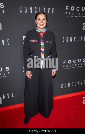 23 octobre 2024, Nova Iorque, Nova Iorque, Estados Unidos : (nouveau) "conclave" première à new york. 23 octobre 2024, New york, New york, états-unis : isabella rossellini assiste à la première du "conclave" New york le 23 octobre 2024 à New york. (Crédit : m10s/thenews2) (crédit image : © Ron Adar/TheNEWS2 via ZUMA Press Wire) USAGE ÉDITORIAL SEULEMENT! Non destiné à UN USAGE commercial ! Banque D'Images