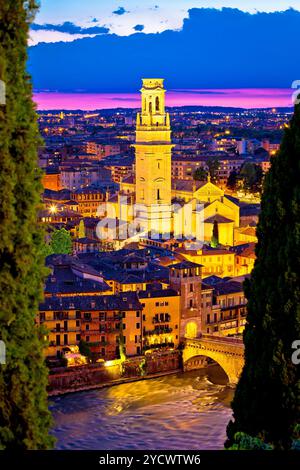 Les tours et les toits de Vérone soir vue verticale Banque D'Images