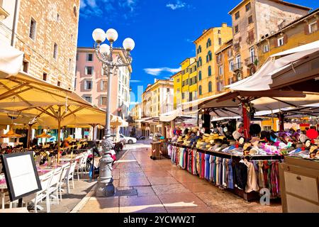 Piazza delle Erbe de Vérone street et market view Banque D'Images