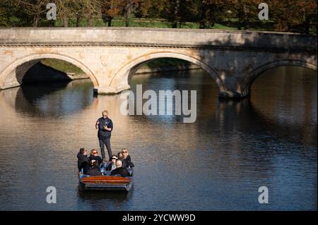 Cambridge, Royaume-Uni. 24 octobre 2024. Les membres du public profitent du soleil du matin tout en faisant du punking sur la rivière Cam à Cambridge. Le met Office a prévu une journée sèche et surtout ensoleillée avec des températures douces et des vents bleus occasionnels dans l'est de l'Angleterre. Crédit : David Tramontan / Alamy Live News Banque D'Images