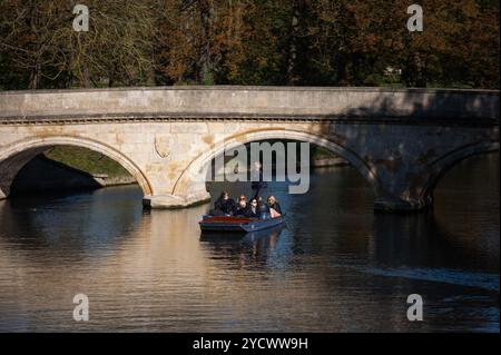 Cambridge, Royaume-Uni. 24 octobre 2024. Les membres du public profitent du soleil du matin tout en faisant du punking sur la rivière Cam à Cambridge. Le met Office a prévu une journée sèche et surtout ensoleillée avec des températures douces et des vents bleus occasionnels dans l'est de l'Angleterre. Crédit : David Tramontan / Alamy Live News Banque D'Images