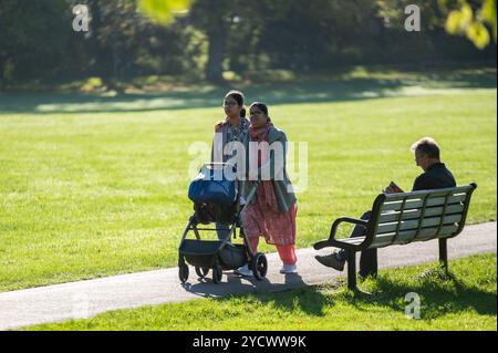 Cambridge, Royaume-Uni. 24 octobre 2024. Membre du public profiter d'une promenade dans le soleil d'amarrage à Cambridge. Le met Office a prévu une journée sèche et surtout ensoleillée avec des températures douces et des vents bleus occasionnels dans l'est de l'Angleterre. Crédit : David Tramontan / Alamy Live News Banque D'Images