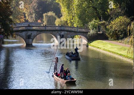 Cambridge, Royaume-Uni. 24 octobre 2024. Les membres du public profitent du soleil du matin tout en faisant du punking sur la rivière Cam à Cambridge. Le met Office a prévu une journée sèche et surtout ensoleillée avec des températures douces et des vents bleus occasionnels dans l'est de l'Angleterre. Crédit : David Tramontan / Alamy Live News Banque D'Images