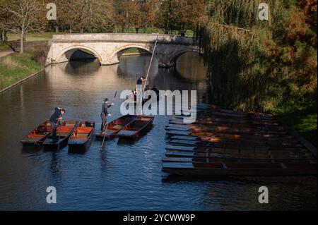 Cambridge, Royaume-Uni. 24 octobre 2024. Les membres du public profitent du soleil du matin tout en faisant du punking sur la rivière Cam à Cambridge. Le met Office a prévu une journée sèche et surtout ensoleillée avec des températures douces et des vents bleus occasionnels dans l'est de l'Angleterre. Crédit : David Tramontan / Alamy Live News Banque D'Images