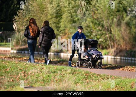 Cambridge, Royaume-Uni. 24 octobre 2024. Membre du public profiter d'une promenade dans le soleil d'amarrage à Cambridge. Le met Office a prévu une journée sèche et surtout ensoleillée avec des températures douces et des vents bleus occasionnels dans l'est de l'Angleterre. Crédit : David Tramontan / Alamy Live News Banque D'Images