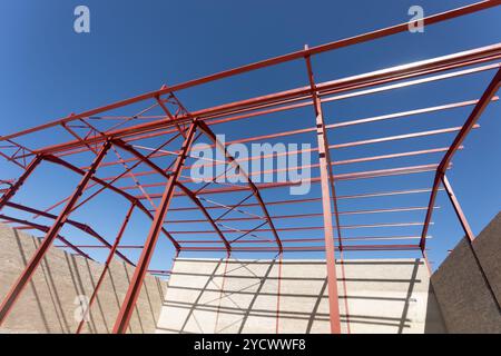 Structure de toit métallique. Structure en acier , fermes, de l'entrepôt moderne en construction sur fond de ciel bleu Banque D'Images