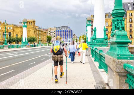 Un pèlerin marchant le long du pont Kursaal de San Sebastian / Donostia, une étape clé dans la route nord du Camino de Santiago. Pays Basque. Banque D'Images