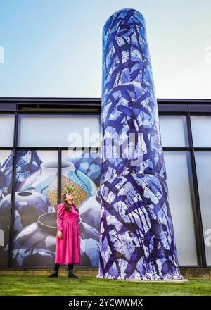 Londres, Royaume-Uni. 24 octobre 2024. Le personnel pose avec le magnifique 'Blue : Sentinel Obelisk I et II', tous deux de plus de 5 mètres de haut et positionnés à l'extérieur de la galerie. Expressions in Blue : Monumental Porcelain de Felicity Aylieff présente 40 nouvelles œuvres créées spécialement pour Kew. L'exposition se déroule du 26 octobre 2024 au 23 mars 2025. Crédit : Imageplotter/Alamy Live News Banque D'Images