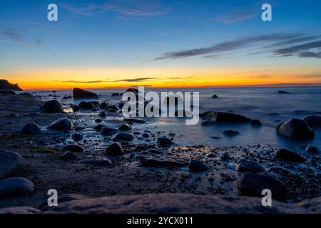 Magnifique coucher de soleil sur la plage de la mer Baltique sur Rügen avec paysage de pierre à Cap Arkona Banque D'Images