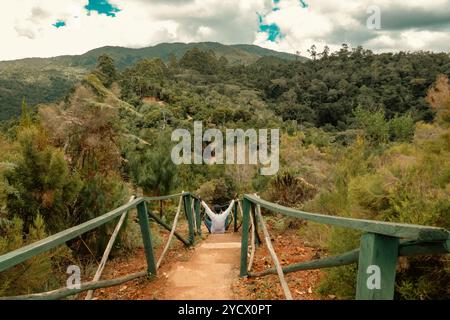 Un randonneur se reposant sur un sentier de randonnée dans les montagnes Usambara, Tanzanie Banque D'Images