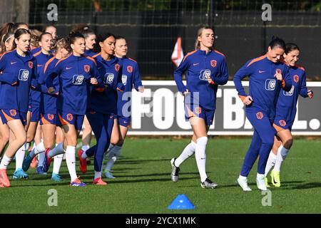 ZEIST - échauffement des joueuses avec en tête (g-d) Jill Roord de Hollande, Sherida Spitse de Hollande, Danielle van de Donk de Hollande lors d'une séance d'entraînement de l'équipe féminine néerlandaise au Campus KNVB le 24 octobre 2024 à Zeist, pays-Bas. Les lionnes Orange se préparent pour le match amical contre l'Indonésie. ANP | Hollandse Hoogte | GERRIT VAN KEULEN Banque D'Images