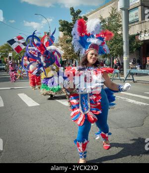 Une danseuse joyeuse d'âge moyen au Dominican Day Parade sur la 37e Avenue à Jackson Heights, Queens, New York. Banque D'Images