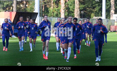 ZEIST - joueuses lors de l'échauffement avec Jill Roord de Hollande devant lors d'une séance d'entraînement de l'équipe féminine néerlandaise au Campus KNVB le 24 octobre 2024 à Zeist, pays-Bas. Les lionnes Orange se préparent pour le match amical contre l'Indonésie. ANP | Hollandse Hoogte | GERRIT VAN KEULEN Banque D'Images