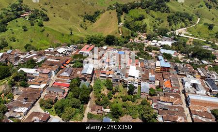 Maceo, Antioquia - Colombie. 15 septembre 2024. Vue panoramique avec drone, municipalité située à 122,2 km de Medellin. Banque D'Images