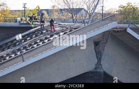 Dresde, Allemagne. 24 octobre 2024. Des experts travaillent sur la travée effondrée du pont Carola. La travée du pont ouest avec des voies de tramway, une piste cyclable et un sentier pédestre s'est effondrée dans la nuit du 11 septembre 2024 pour des raisons encore inconnues. Crédit : Robert Michael/dpa/Alamy Live News Banque D'Images