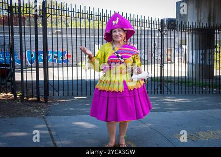 Portrait posé d'une danseuse folklorique américaine bolivienne plus âgée du groupe Fundación socio-culturel Diablada Boliviana. Lors d'un défilé dans le Queens, NY. Banque D'Images