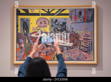 EDITORS SVP NOTE CONTENT Une pièce de Grayson Perry, artiste couché Etching in Colours, 2017, lors d'une visite photo à la nouvelle galerie Shapero Modern à Londres, pour leur première exposition, The Modern Muse, avec des œuvres célèbres d'Andy Warhol, David Hockney, Picasso, Grayson Perry et le travail de Banksy sur toile représentant Kate Moss, avec les cheveux et la marque de beauté de Marilyn Monroe. Date de la photo : jeudi 24 octobre 2024. Banque D'Images