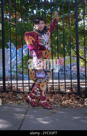 Une photo posée d'une danseuse bolivienne dans le groupe San Simon avant le défilé de la fête bolivienne à Jackson Heights, Queens, New York. Banque D'Images